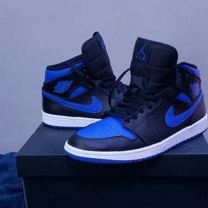 Air jordan 1 mid royal toe